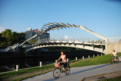 騎在愛河自行車道，也可觀賞「生命躍動」跨橋。（圖／郭力睿攝）