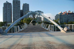 橋梁的外觀，由高雄師範大學美術系教授陳明輝設計。（圖／郭力睿攝）
