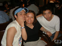 莊智淵（右）的啟蒙教練是媽媽李貴美（中），哥哥莊智雄則是他的最佳代言人。（圖/莊智雄先生提供）