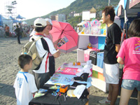 高雄世運商品在西子灣「夏日高雄」系列活動中擺攤販售，各項商品頗受好評。