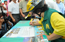 陳市長示範在借車單上簽名，租借公共腳踏車。（圖/高嘉澤攝）