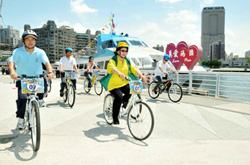 陳市長騎著公共腳踏車，沿著真愛碼頭出發，鼓勵市民多多利用這項綠色交通工具，以減少空氣污染的排放。（圖/高嘉澤攝）