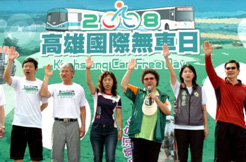 高雄市長陳菊（右三）和多位市議員舉行宣布「2008高雄國際無車日」萬人開騎活動開跑。（圖/張忠義攝）
