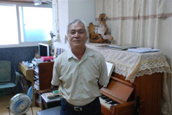 陳武雄致力推廣台灣民謠，是新出爐的「2008高雄市文藝獎」音樂類得主。（圖/郭力睿攝）