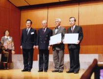陳武雄（右二）率團至日本演唱，獲頒獎狀感謝。（圖/陳武雄提供）
