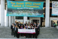 1988年，陳武雄與音樂同好組成「紅木屐合唱團」，2005年率團到韓國釜山合唱嘉年華會上參與競賽，獲得僑界的讚賞與熱烈迴響。（圖/陳武雄提供）