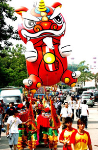 5公尺高獅王氣球，是遊行隊伍中最搶眼的代表。（圖/張忠義攝）