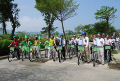 陳市長與貴賓們騎上腳踏車，進行閒置空地綠美化成果巡禮。（圖/高雄市政府工務局提供）