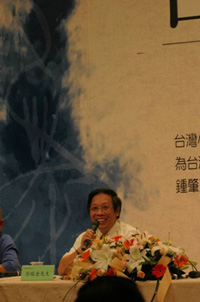 2006年10月1日台灣大河小說家作品學術研討會的座談會，彭瑞金擔任主持人。（圖/彭瑞金提供）
