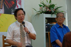 2006年8月台灣文學巨擘葉石濤（右）《蝴蝶巷春夢》新書發筆會上，彭瑞金（左）擔任引言人。（圖/彭瑞金提供）
