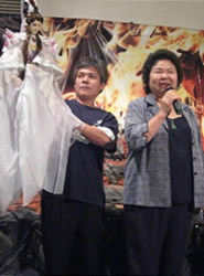 高雄市長陳菊（右）在「2008愛河布袋戲展演祭－英雄會之偶像世紀」與「台灣布袋戲百年特展」開幕會場上，和活動代言人布袋戲偶「素還真」一搭一唱，秀出初學乍練的布袋戲口白。（圖/高雄市政府文化局提供）