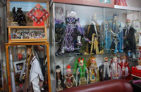 陳皇寶的工作室放滿了約一千個各式各樣的布袋戲偶。（郭力睿攝）