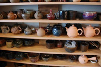 黃俊憲的天目油滴釉陶瓷，作成各式茶壺、茶杯，據說可以消除水中氯氣、淨化水質，讓人喝得更健康。〈圖/郭力睿攝〉
