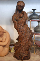 黃俊憲作品「生之悅之二」，表達有聖母與子形體，又融合觀音外形之中西合體。〈圖/郭力睿攝〉