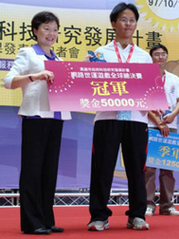 高雄區代表陳宏碩在網路世運遊戲比賽奪冠，由KOC執行長許釗涓親自頒獎。（圖/郭力睿攝）