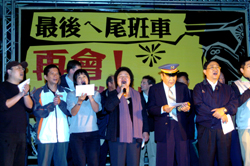 高雄市長陳菊帶領大家高唱「最後的火車站」，離情依依。（圖/張忠義拍攝）