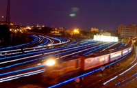 由數十條藍白相間LED燈鋪設的星光鐵道，重現當年Hamasen濱線的磅礡氣勢，也是全國最大的夜間鐵道視覺藝術。（圖/張忠義拍攝）