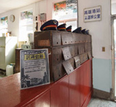 高雄港站辦公室內歷史久遠的鐵道文物，像木櫃標有公司代號的託運信箱，昔日站務人員會將辦好的託運收據和文件放入其中，由託運公司自行取走。(圖/鮑忠暉攝)