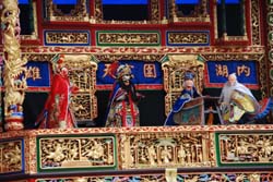 開閉幕展現台灣文化特色，突顯台灣在地文化，如原住民歌舞、布袋戲及閩南與客家民俗文化，讓國際人士驚豔。（圖／侯志勇攝）