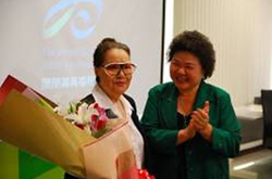 開閉幕典禮特別邀請台灣第1位留日舞蹈家，有「蜻蜓祖母」及「阿嬤舞姬」美譽的國寶級舞蹈大師李彩娥(左)參與演出。（圖／KOC提供）