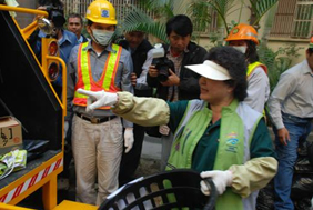 市長陳菊親自示範清理垃圾，再三呼籲民眾平日做好居家環境自我管理，清除住家內、外積水容器。(圖／郭力睿攝)