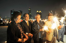 市長陳菊和台灣民主基金會董事長王金平，帶領民眾舉起仙女棒，與現場三千根蠟燭排列出國際特赦組織的人權標誌。（圖/高嘉澤攝）