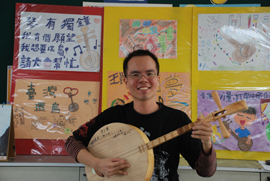 苓洲國小28歲的林彥廷愛以月琴彈唱，獲選今年台灣十大傑出街頭藝人。（圖／侯志勇攝）