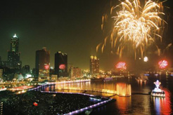 2008年高雄燈會海上主燈及水舞煙火秀，吸引超過600萬人次欣賞。(圖／鮑忠暉攝)