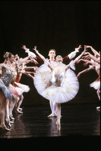 《芭姬塔》是一齣描述吉普賽民族與被綁架貴族間的芭蕾舞劇，在蘇維埃政權垮台之後，全劇便不復於舞台上再現，但這一幕具代表性的大舞，卻仍依舊保留在劇院舞碼中。(圖/牛耳藝術提供）