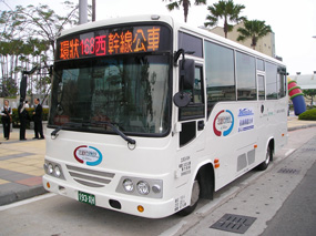 「168」號公車圍成環狀，串聯起整個高雄市的生活網絡。(圖/高雄市交通局提供)