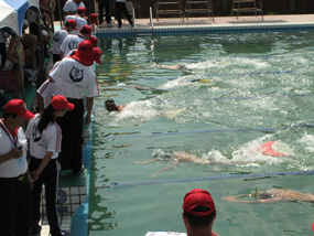 5月28日決賽前的蹼泳表演由中正高中擔綱演出，讓現場觀眾搶先目睹。(圖/高雄市海洋局提供)