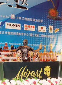 從高中一年級就開始練習花式調酒的許博盛，在亞洲盃大賽時以蜘蛛人造型獲得冠軍。(圖/許博勝提供)