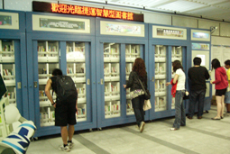 捷運智慧圖書館吸引眾多民眾瀏覽架上3000冊好書。(圖/凌卓民攝)