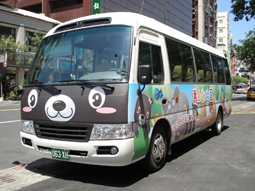 為了配合動物園重新開幕，56路動物園專車也換上新裝，以可愛的台灣黑熊與大小朋友見面。(圖/公車處提供)