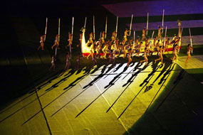 開幕表演秀充滿台灣味，不論是原住民舞蹈表演或電音三太子，都讓台灣登上國際舞台。(圖/KOC-CNA提供)