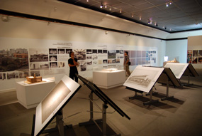 透過「原鄉與現代─臺灣戰後建築文件展」，展示二次戰後臺灣建築發展的軌跡。(圖/高雄市立美術館提供)