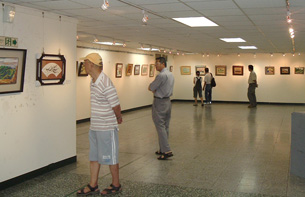 文化局提供文化中心至真堂作為展場，參觀民眾大力支持義賣。（圖/高雄市政府文化局提供）