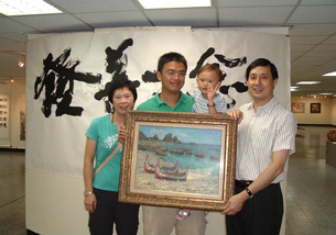 林建亨先生特地從彰化市趕來高雄，一口氣買了6幅畫作，展現台灣民眾上下一心幫助災區重新站起的熱忱。（圖/高雄市政府文化局提供）