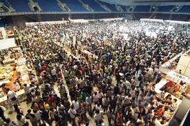 2009高雄動漫展吸引了上萬名動漫迷，場外也擠滿觀眾。(圖/鮑忠暉攝)