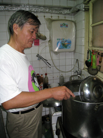 港務局退休的林漢章以古法熬煮烏梅汁來行銷高雄。(圖/陶依玟攝)