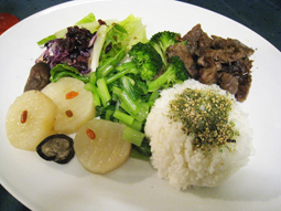 健康餐菜色豐富，劉純枝以為家人料理的心情烹煮健康蔬食。（圖／陶依玟）