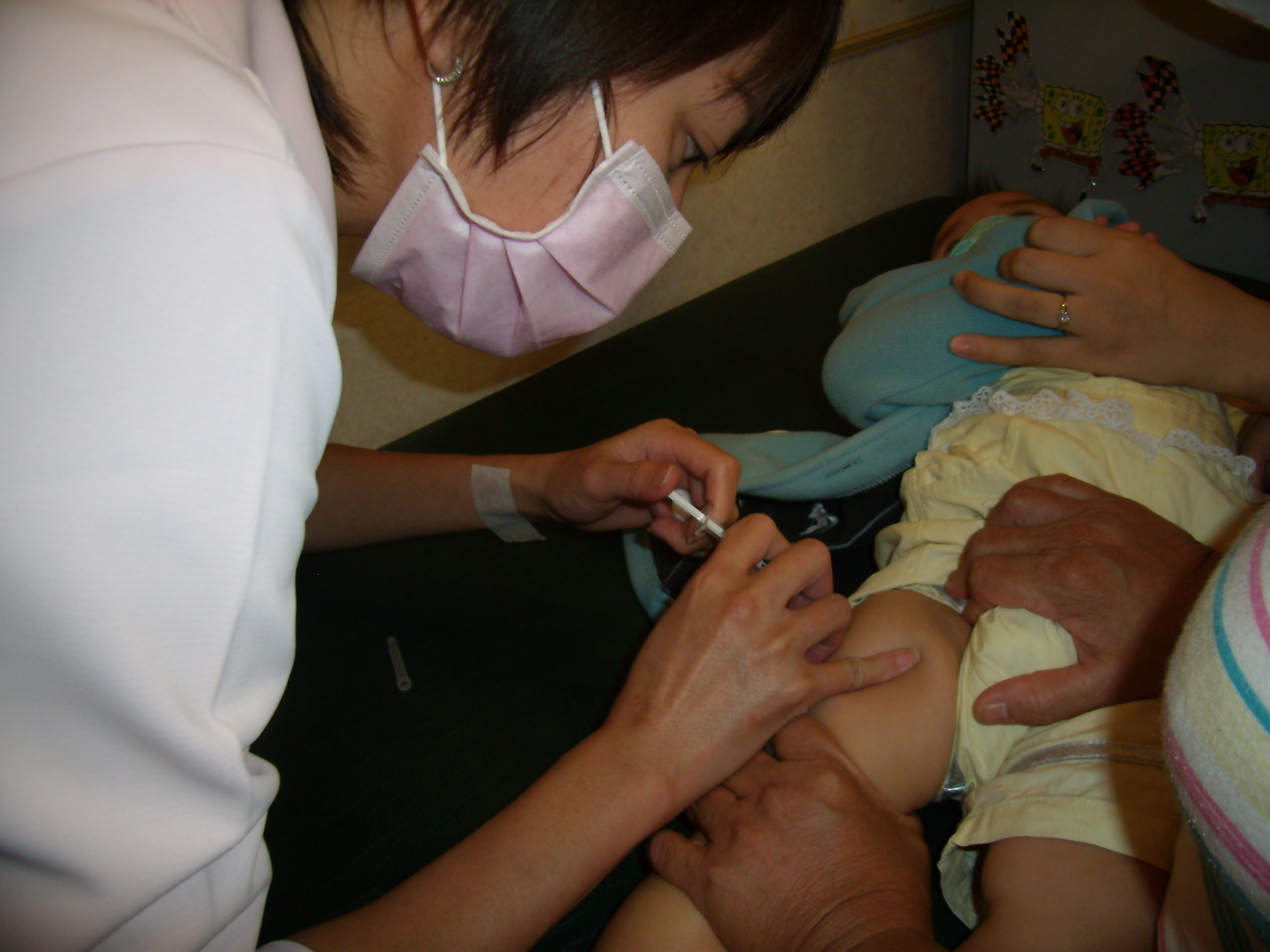 新流感疫苗分階段施打，符合接種的民眾可依序選擇適當時間至附近合約醫療院所接種。（圖／高雄市政府衛生局提供）