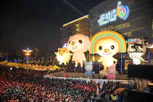 跨年系列活動從25日開始有民歌演唱、大氣球遊行以及最高潮的跨年晚會。（圖／高嘉澤攝）