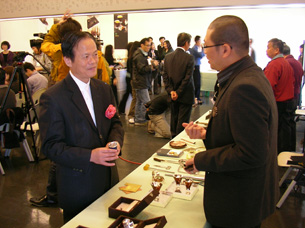 工作室主持人楊承峰（右）是台灣工藝競賽首獎一等獎得主。（圖／三丰金屬漆藝工作室提供）