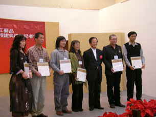 2009年台灣優良工藝精品標章C Mark認證中，三丰在全台灣通過的17件工藝精品中就拿下四件。（圖／三丰金屬漆藝工作室提供）