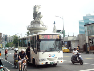 2010年起，重大節日利用公車暢遊港都，不僅省荷包還兼顧節能減碳。（圖／凌卓民攝）