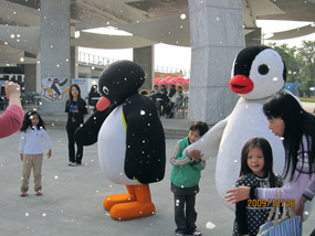 有各式動態遊戲，也能與雪企鵝合影，高雄縣市民眾入園還享優惠喔。（圖／寬宏藝術提供）
