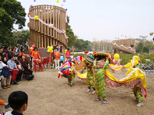 幼童舞獅表演為腳印迷宮揭幕掀起高潮。（圖／高雄市立美術館提供）