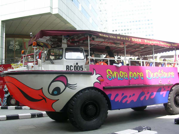 新加坡的鴨子船用色鮮豔可愛，船頂是開放設計。（圖／高雄市公共汽車管理處提供）
