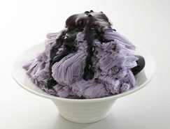 店家驕傲的創意人氣商品，藍莓雪綿冰（左）、黑糖仙草（右）。（圖／瑪麗安冰品提供）